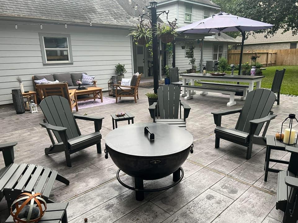 It uses relevant keywords such as 